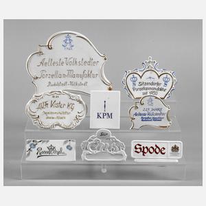 Acht Werbeaufsteller