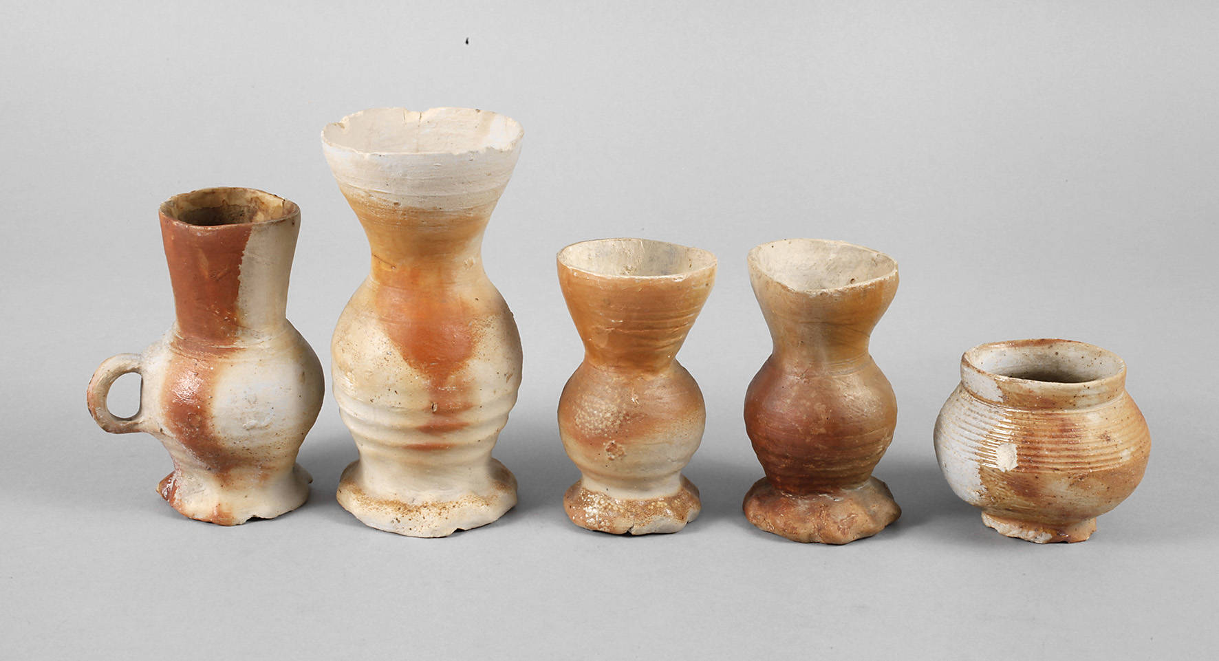 Fünf Steinzeugkrüge Siegburg