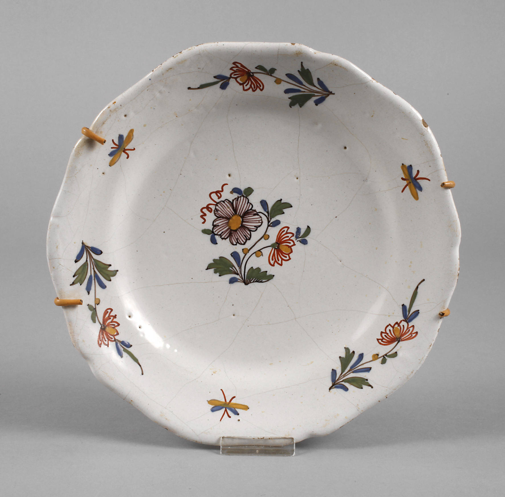 Fayenceteller mit Blütendekor