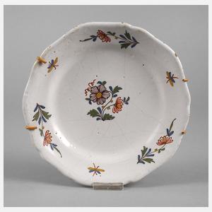 Fayenceteller mit Blütendekor