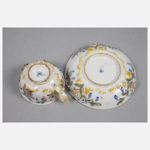 Tasse mit Blütenrelief