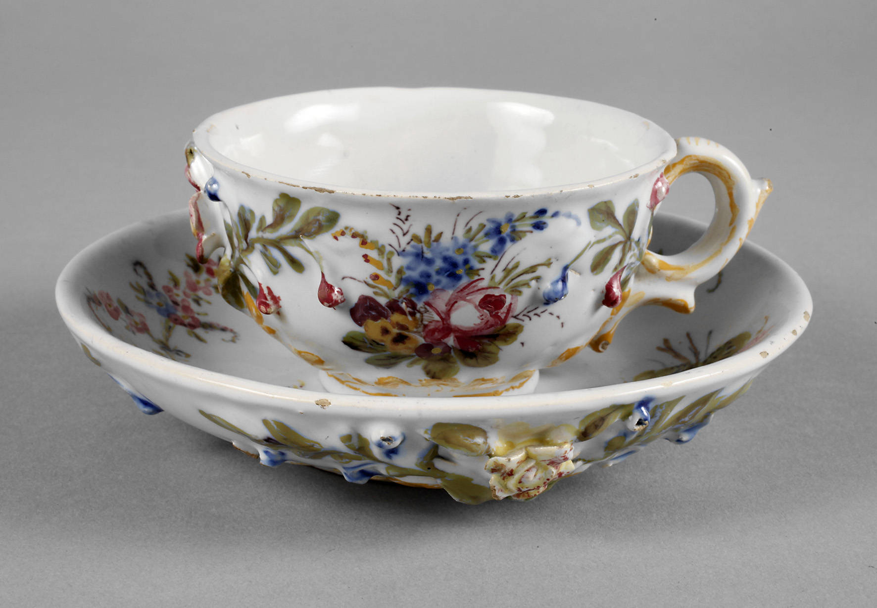 Tasse mit Blütenrelief