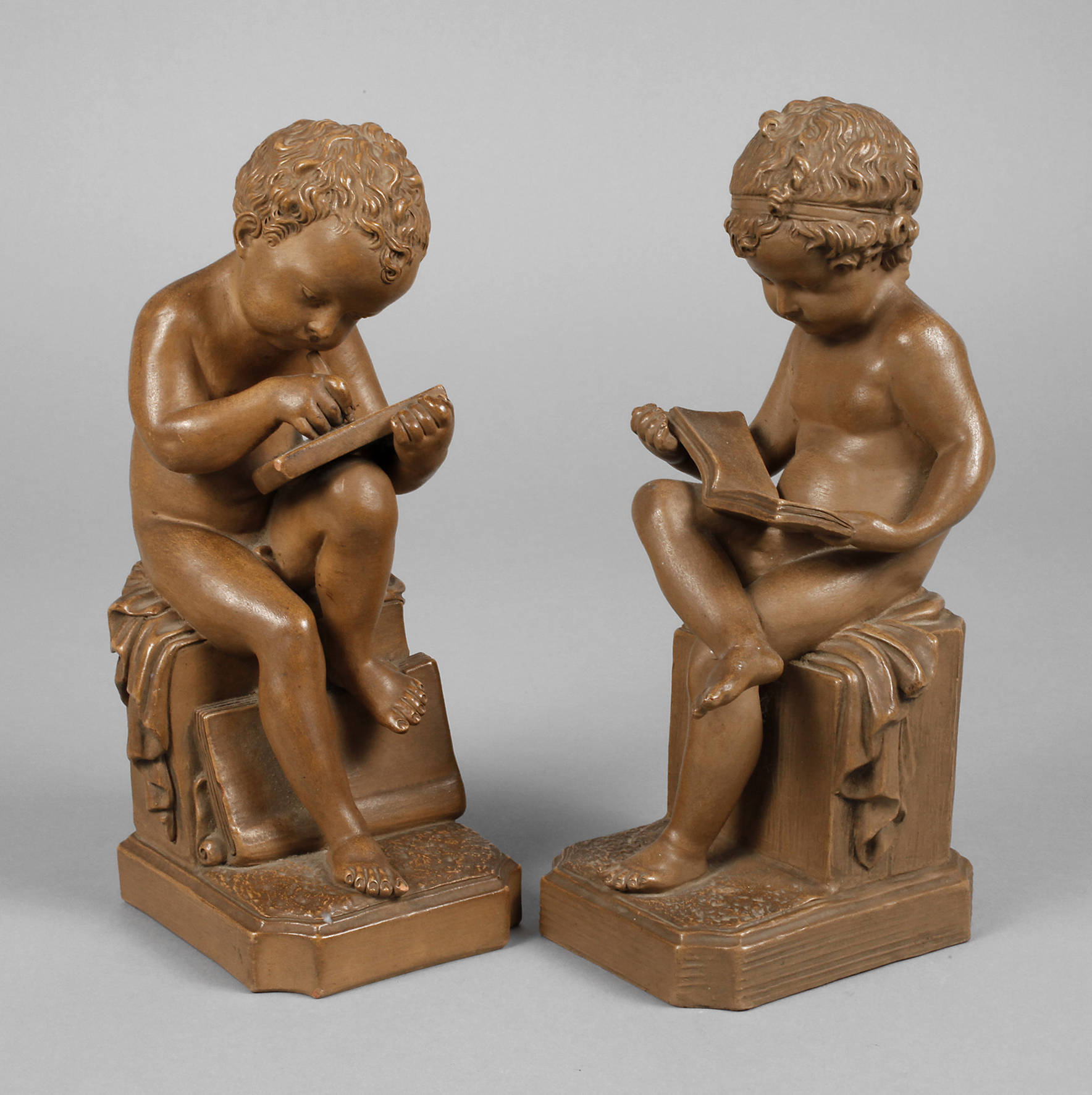 Sevres lesender und schreibender Putto