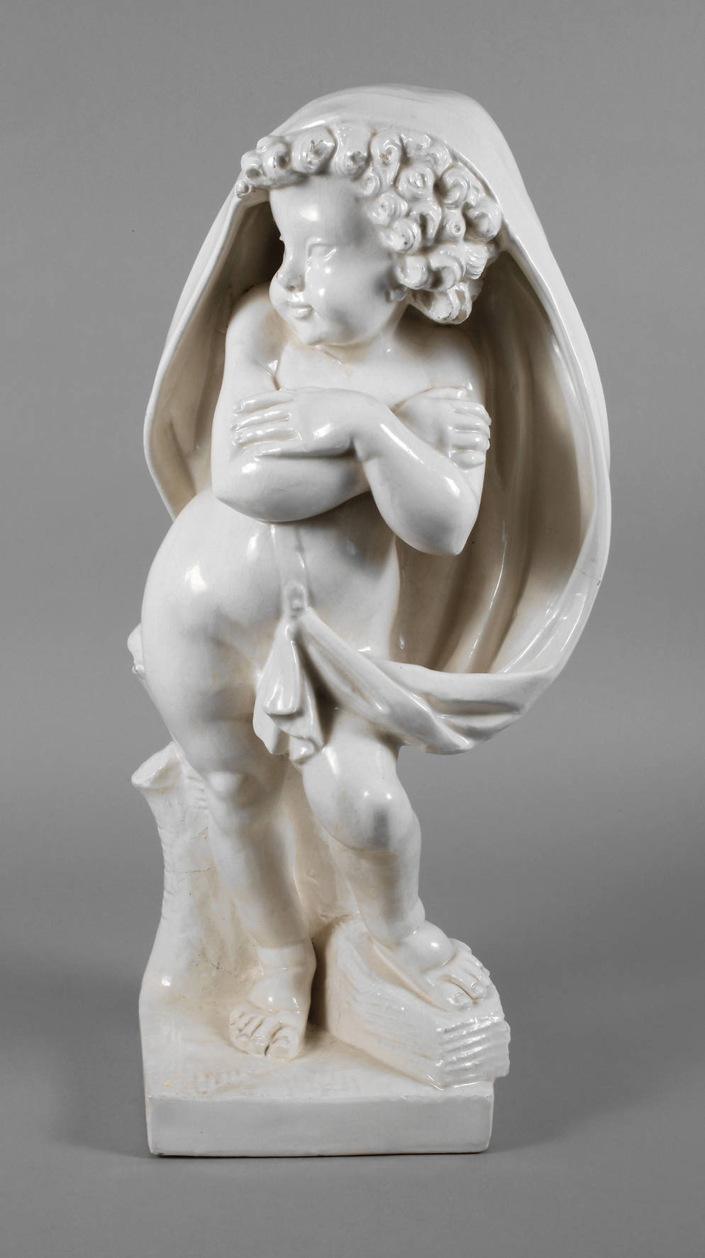 Übergroßer Putto als Allegorie auf den Winter