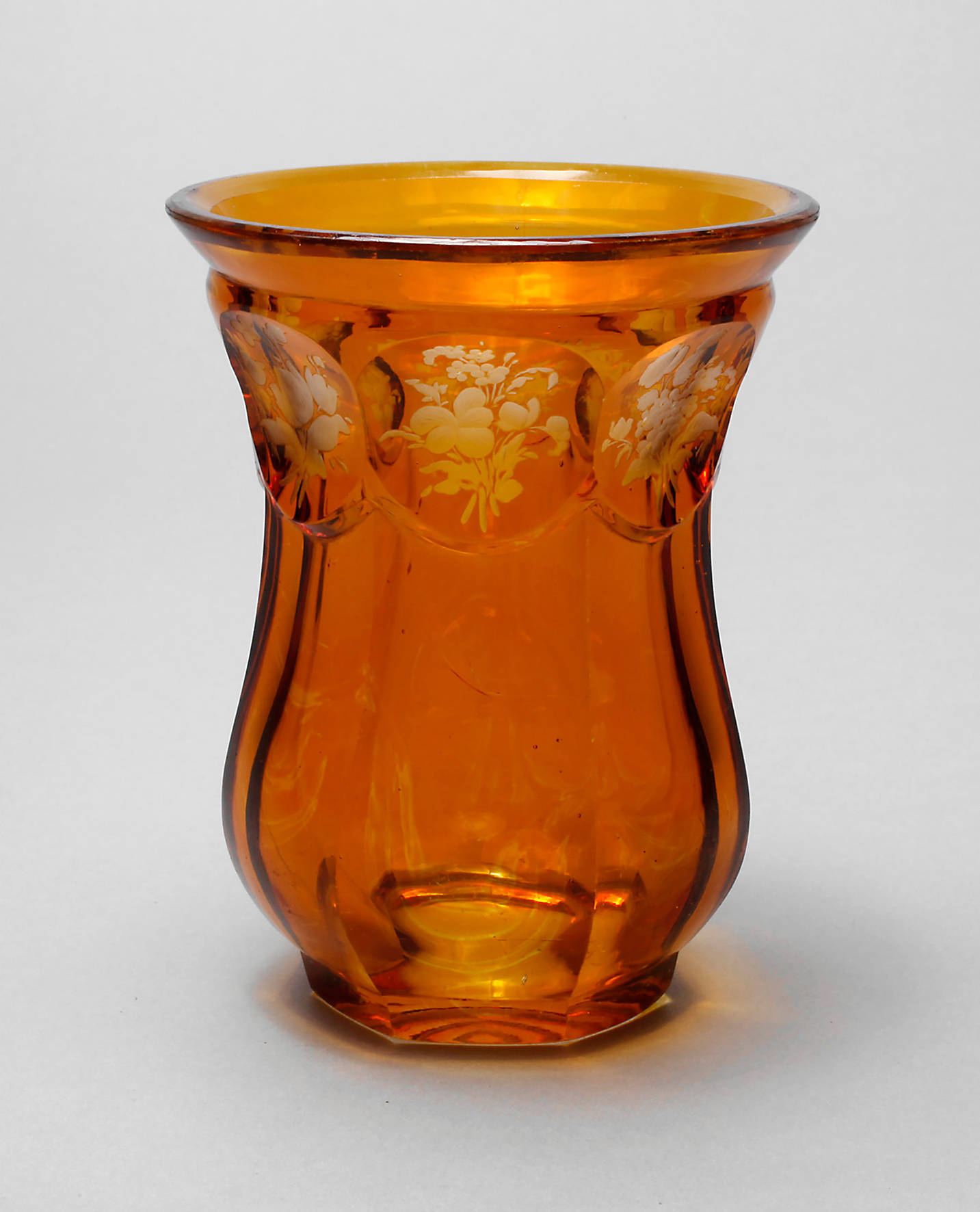 Becherglas mit Gelbbeize