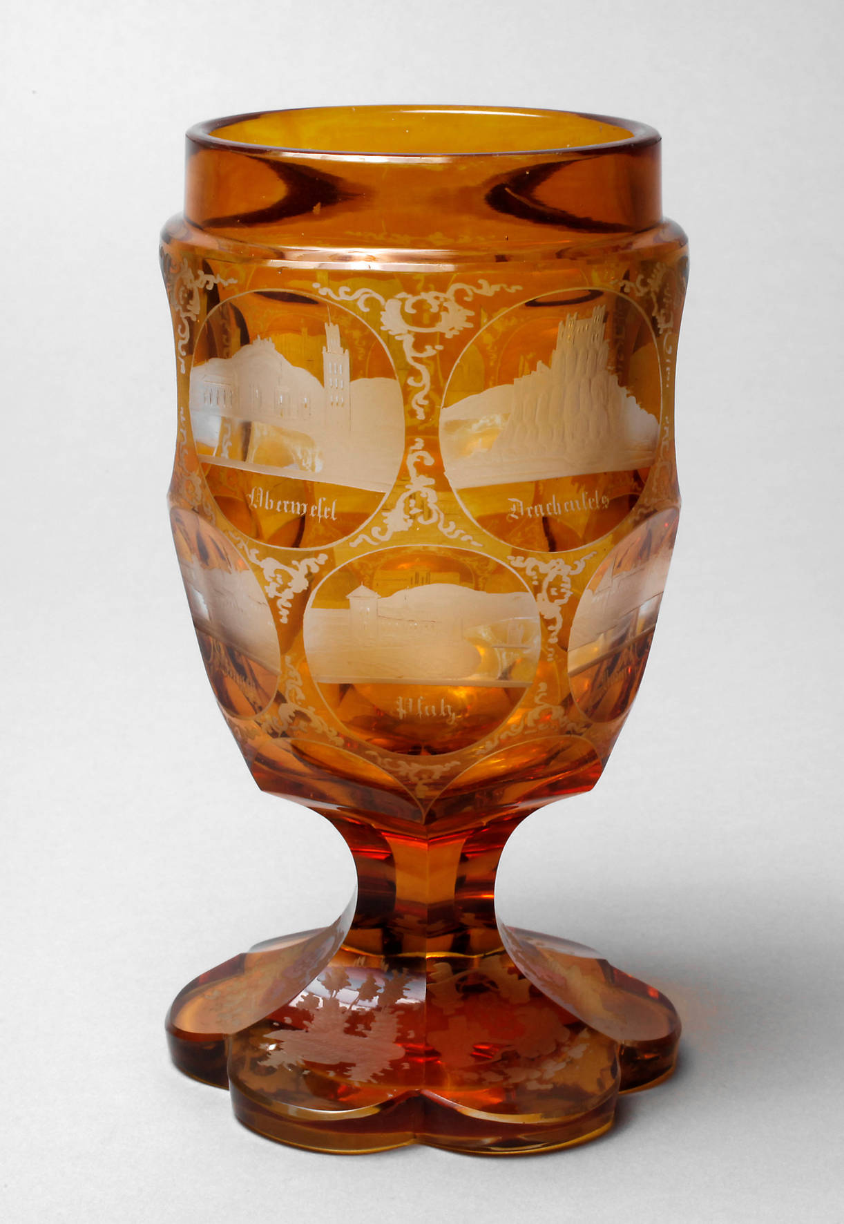 Fußbecher mit Rheinansichten