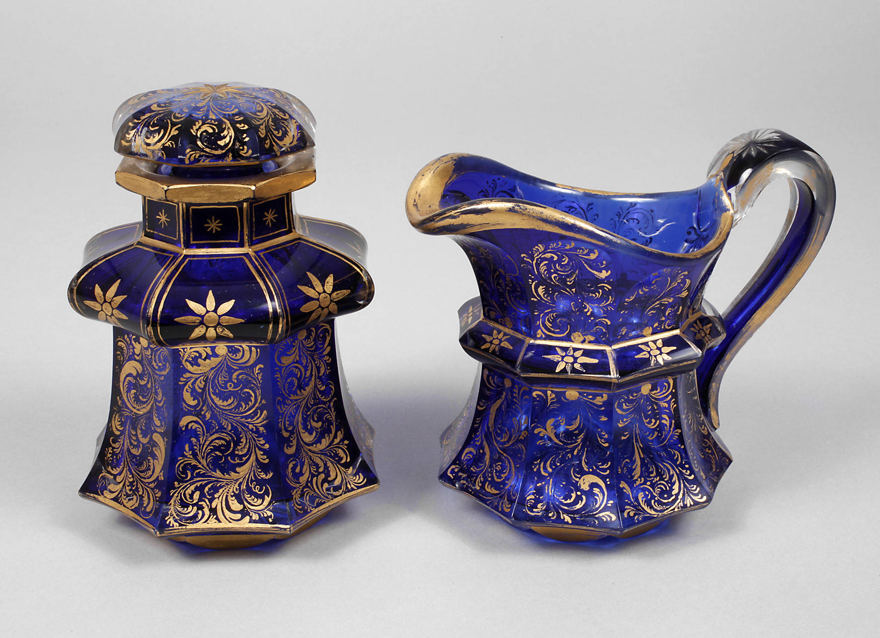 Henkelkrug und Flakon