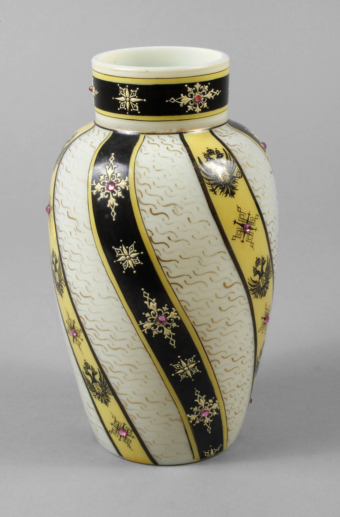 Opalglasvase mit Habsburger Adler