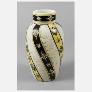 Opalglasvase mit Habsburger Adler