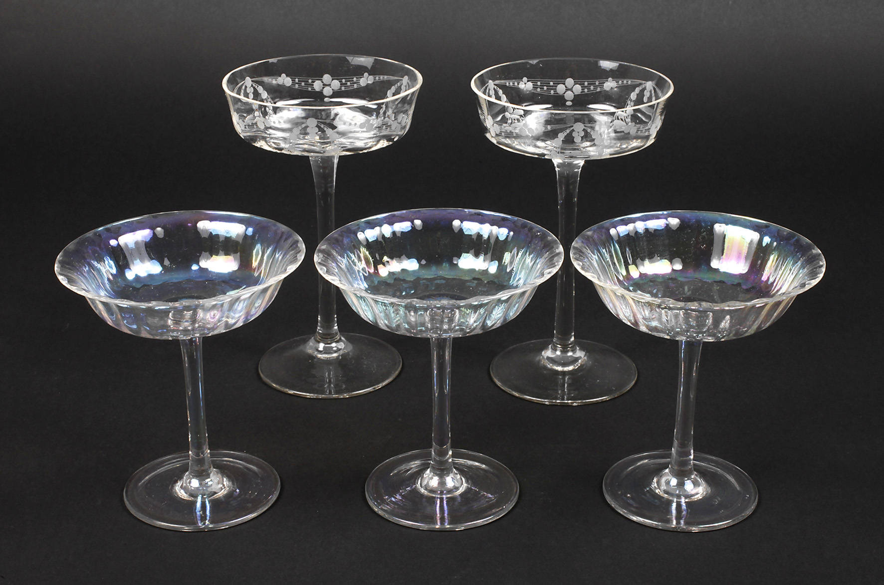 Drei und zwei Champagnerschalen