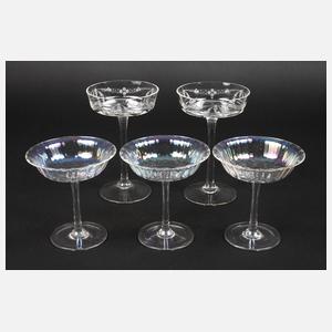 Drei und zwei Champagnerschalen