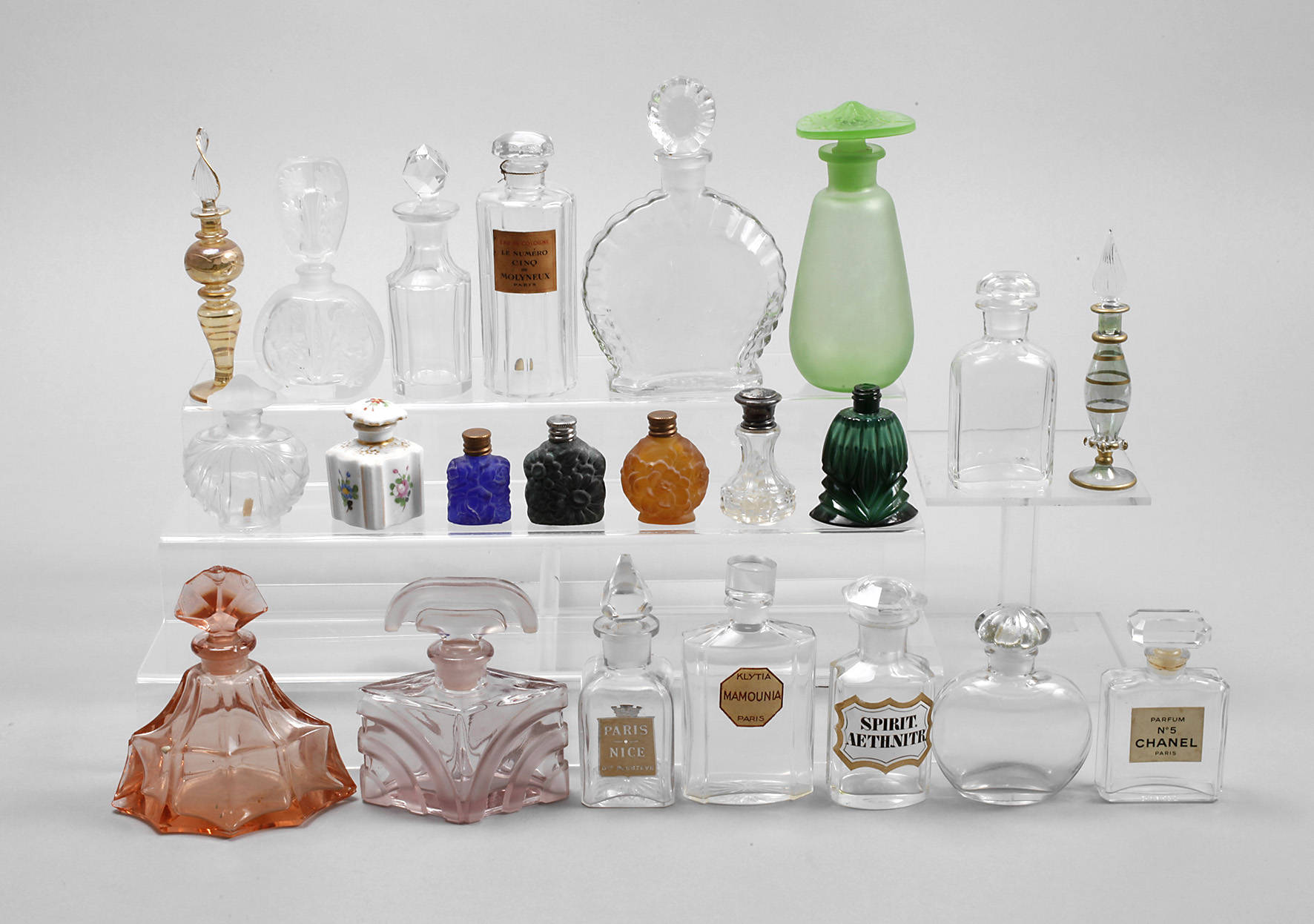 Konvolut Parfumflakons und Riechfläschchen