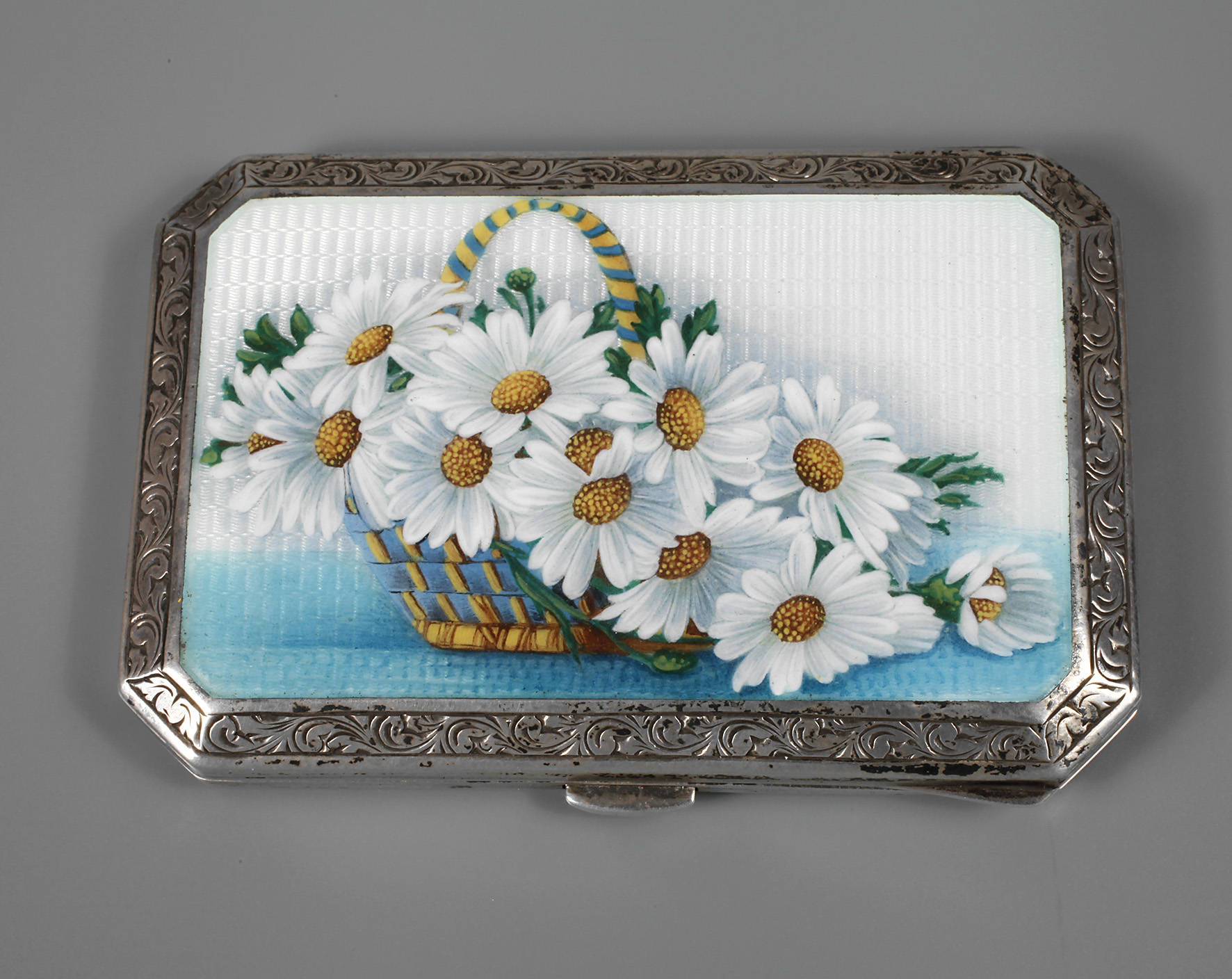 Silberdose mit emailliertem Blütenkorb