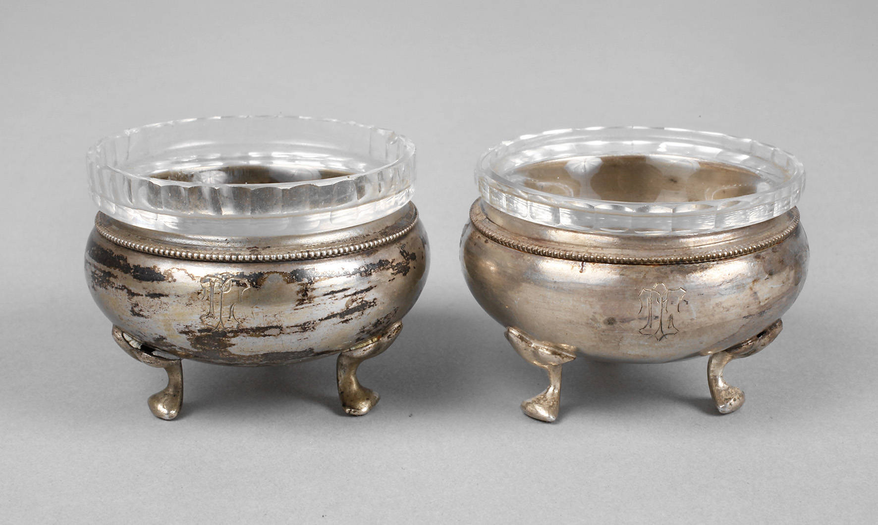 Zwei Salieren mit Glaseinsatz