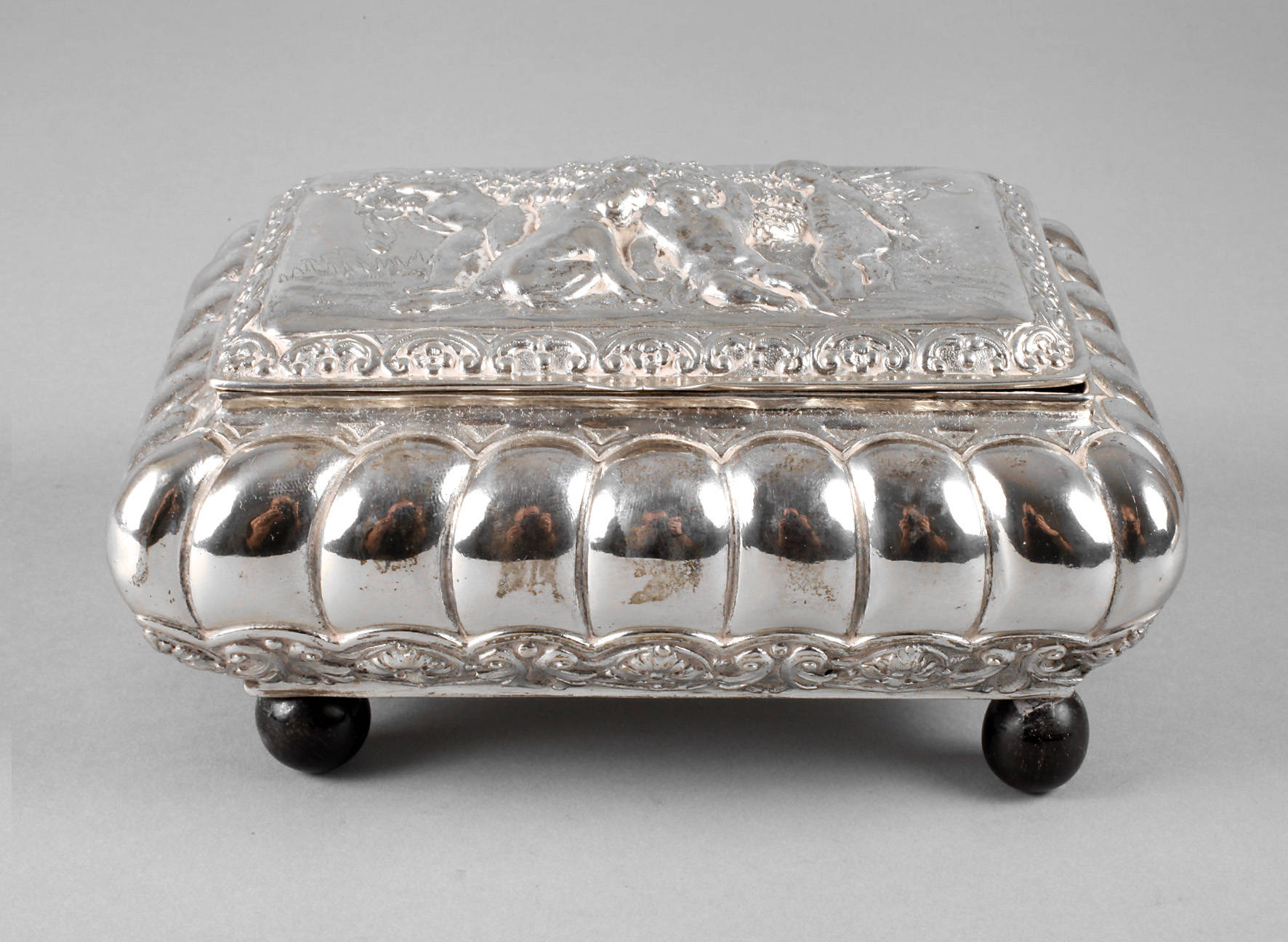 Silberdose mit Früchtereigen nach Rubens