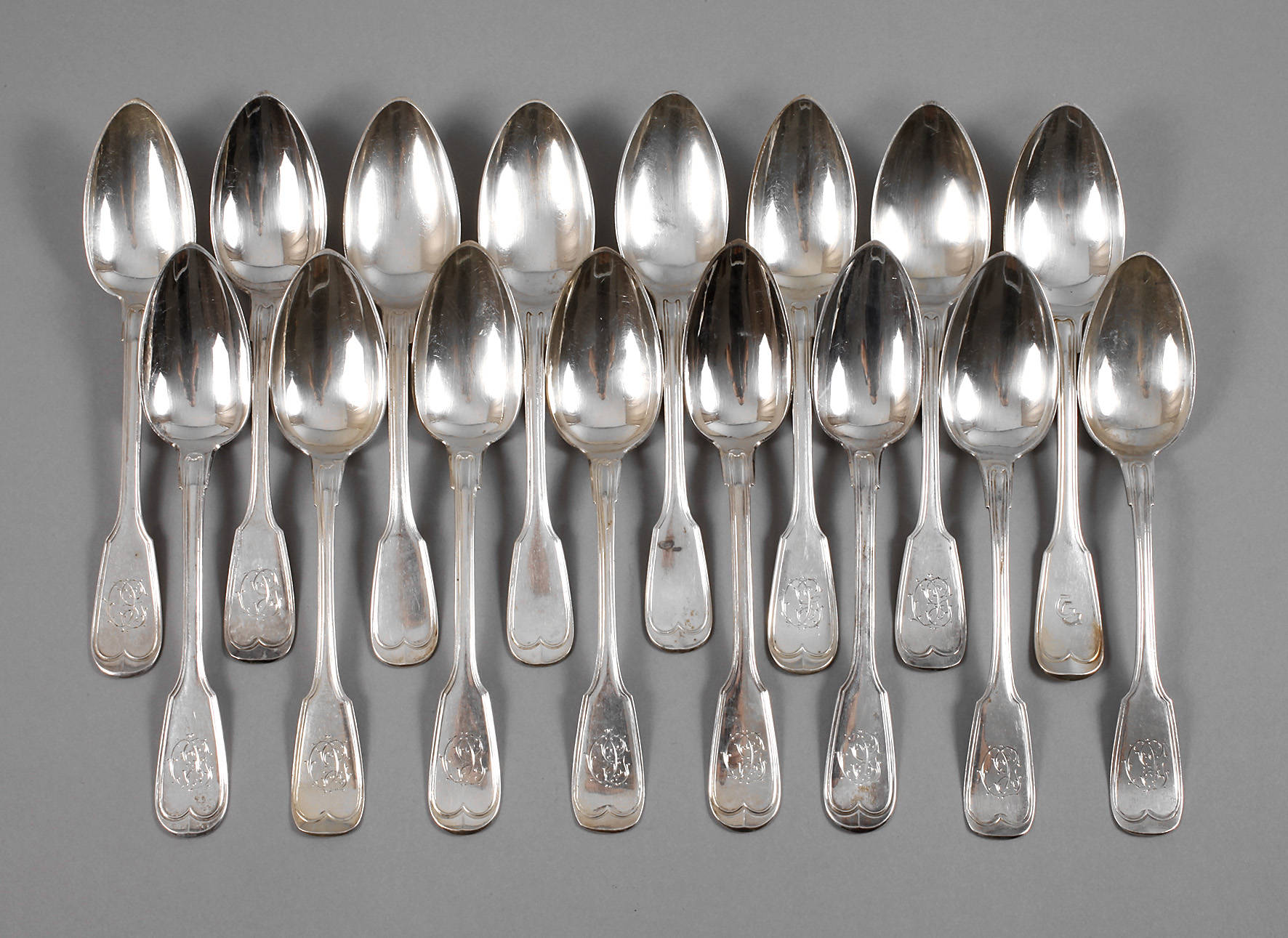 Sechzehn Menülöffel Augsburger Faden