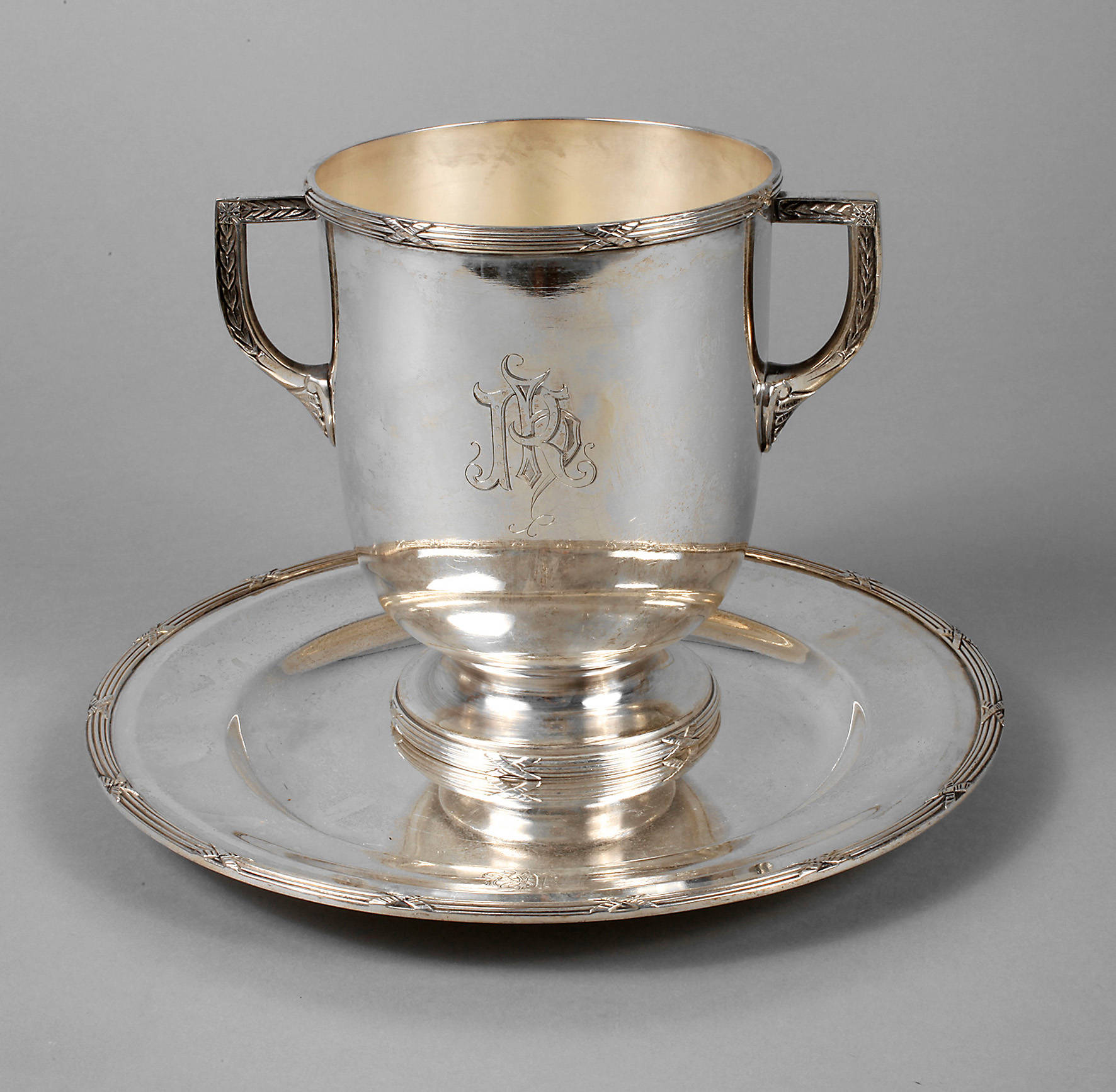 Kühlbehälter mit Untersatz