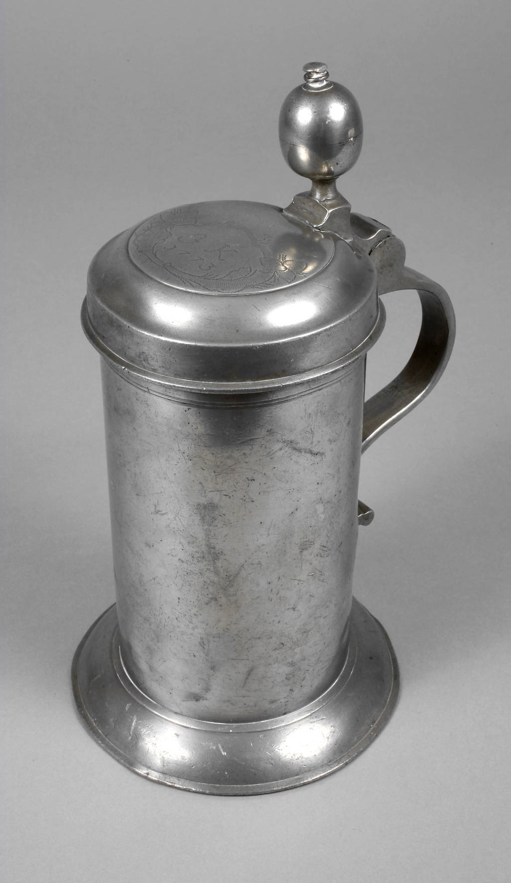 Zinnwalzenkrug mit breitem Glockenfuß