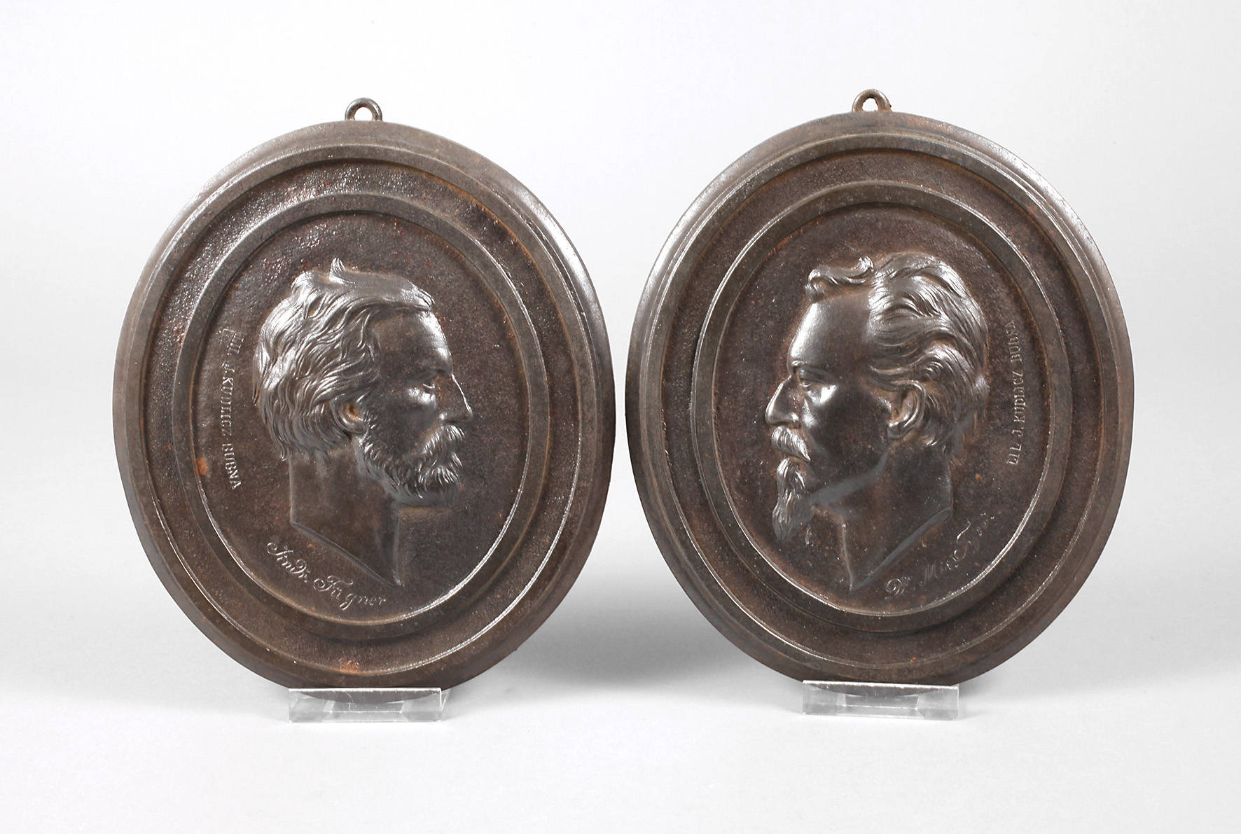 Paar Eisengussplaketten