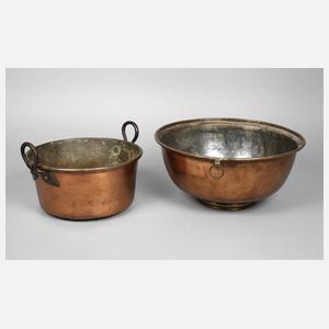 Zwei große Kupferschüsseln