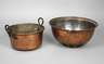 Zwei große Kupferschüsseln