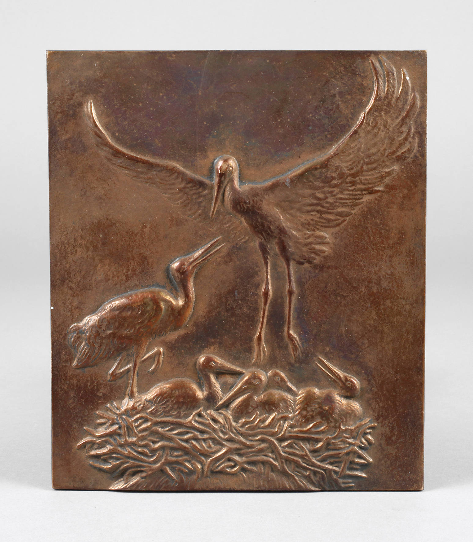 Bronzerelief mit Storchenmotiv