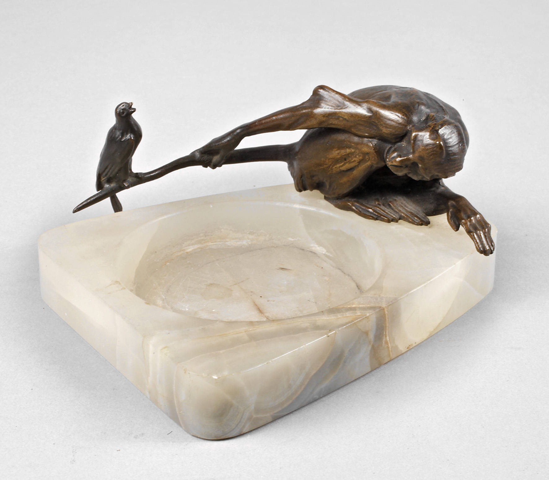 Schale mit Bronzeaffe