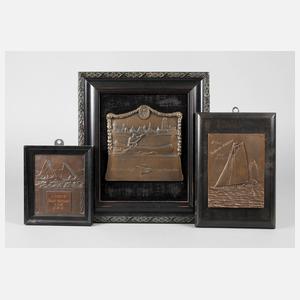 Drei Bronzeplaketten Wassersport