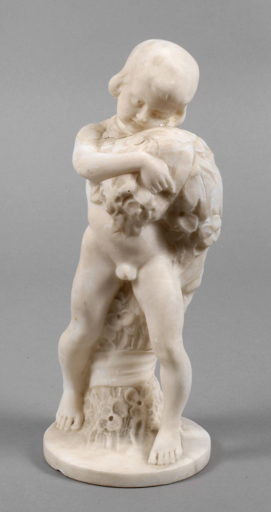 Knabe mit Blumenranke