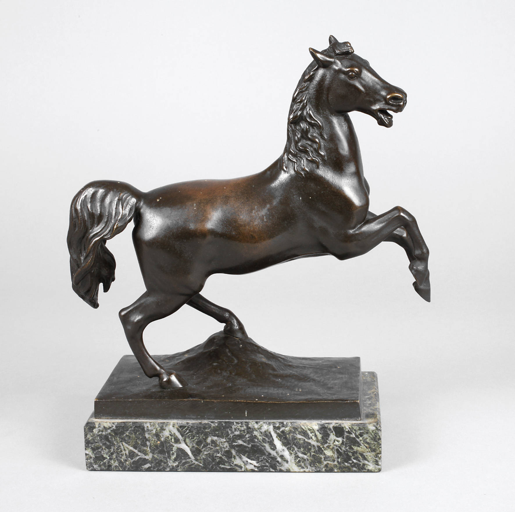 Pferdeskulptur steigender Hengst