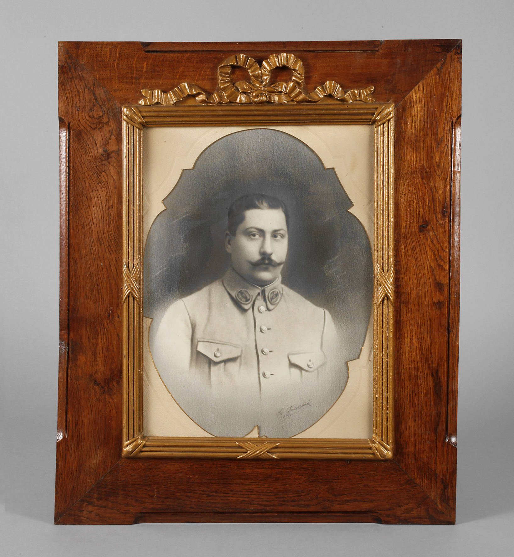 Rahmen mit Schleifenbekrönung, Ende 19. Jh.