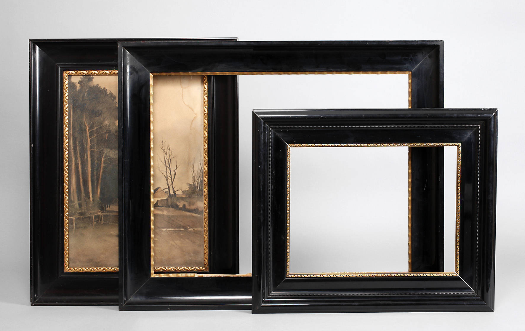 Drei schwarze Lackleisten