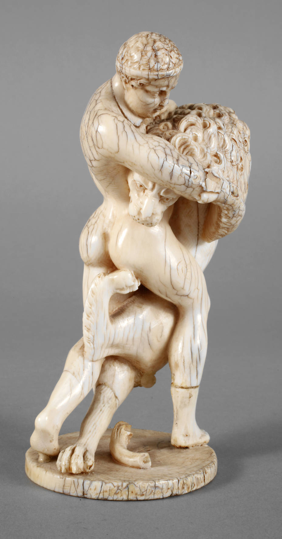 Feine Elfenbeinplastik