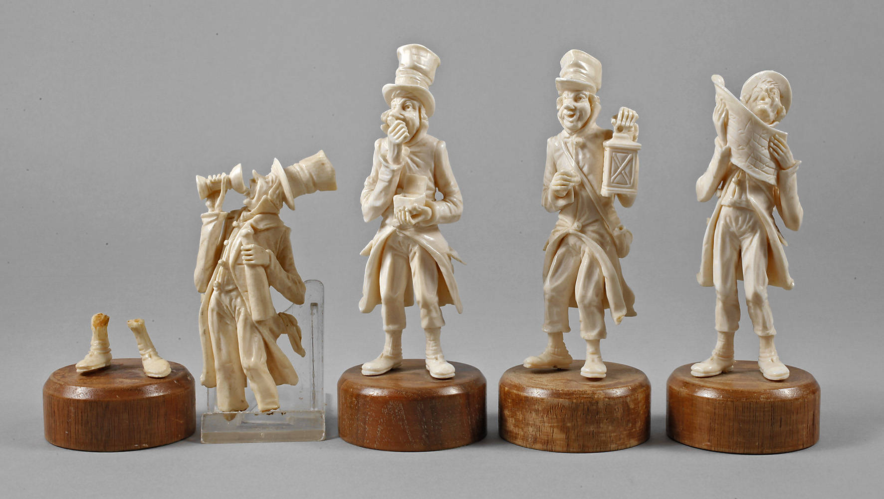 Vier Elfenbeinschnitzereien