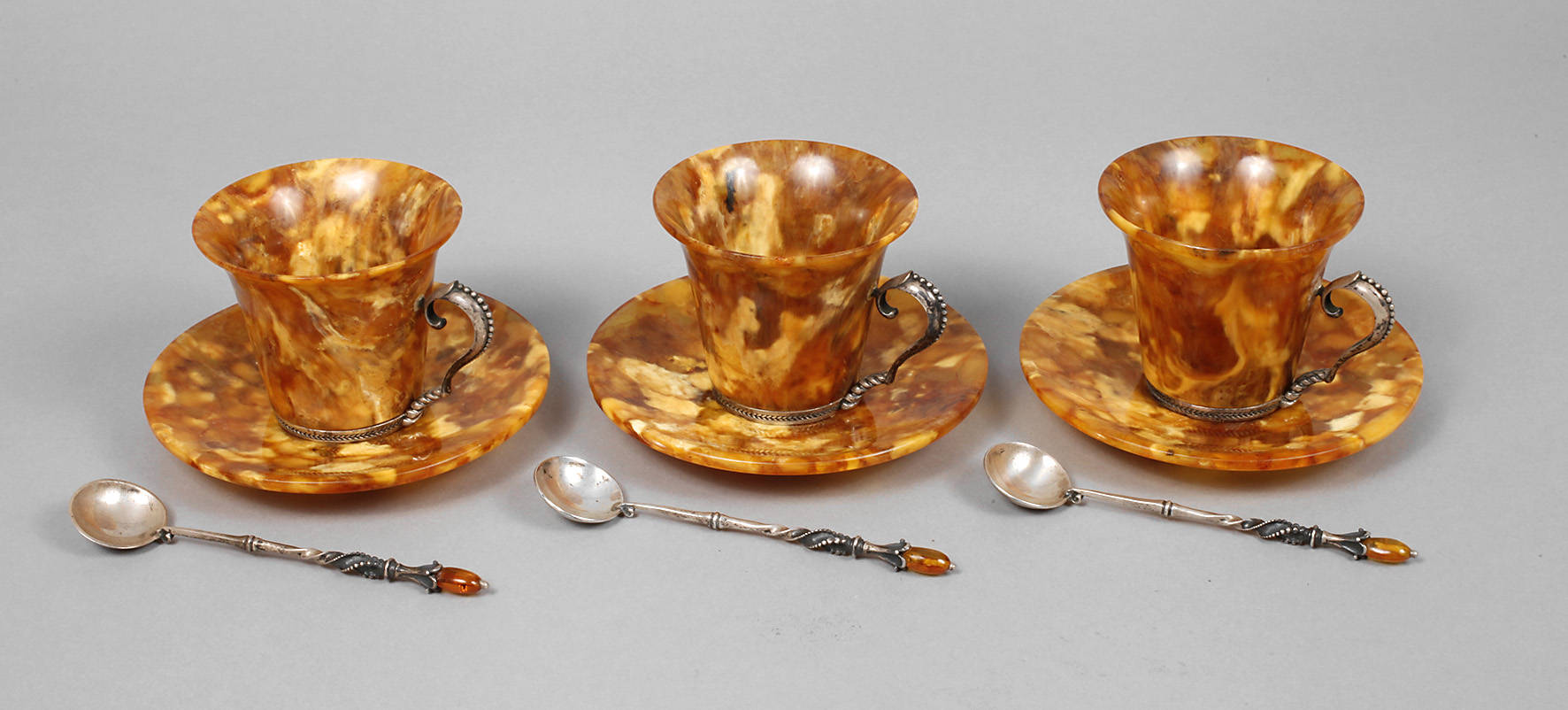 Drei Mokkatassen Bernstein