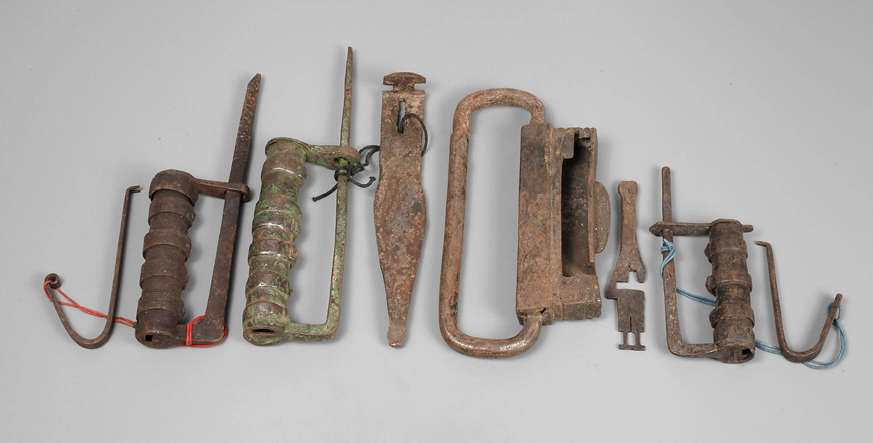 Vier Vorhängeschlösser mit Schiebeschlüssel