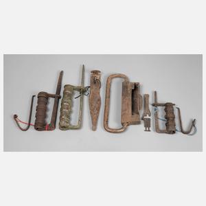 Vier Vorhängeschlösser mit Schiebeschlüssel