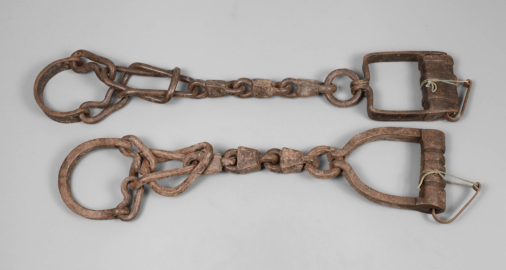 Zwei Fußfesseln mit Schiebeschlüssel