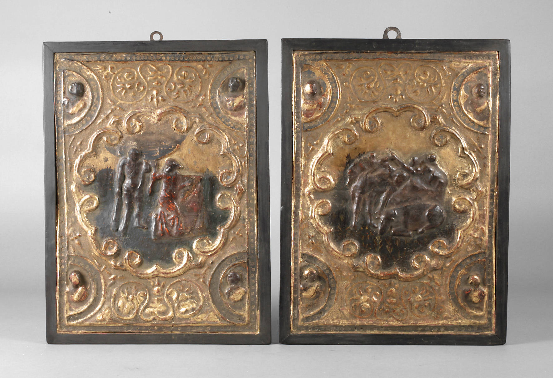 Paar geschnitzte Wandreliefs