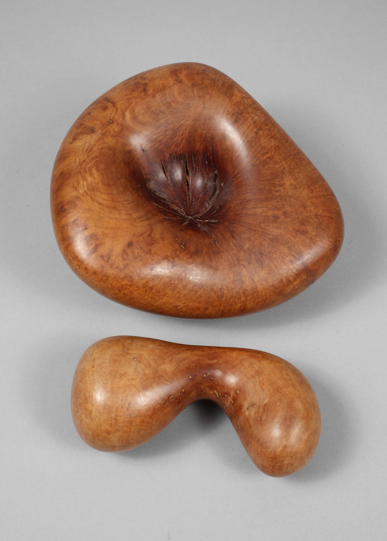 Zwei Schnitzereien Tuja