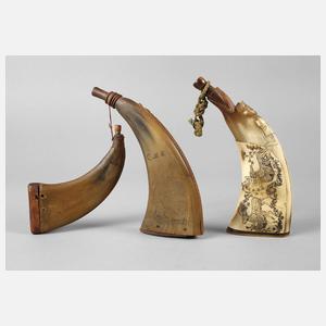 Drei jagdliche Pulverflaschen