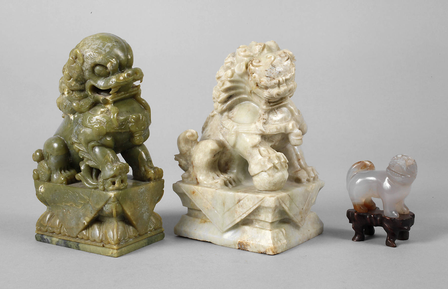 Paar Palastwächter-Löwinnen Jade