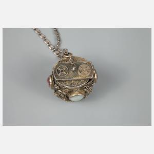Anhänger mit Edelsteinbesatz an Kette