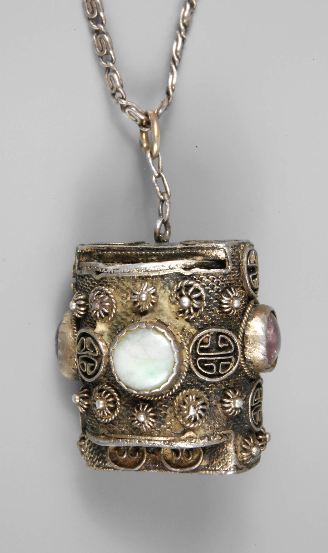 Anhänger mit Edelsteinbesatz an Kette