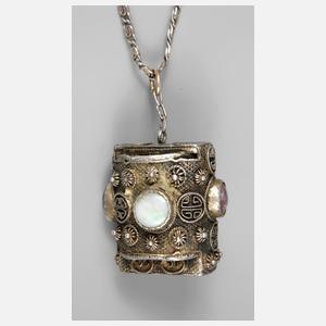 Anhänger mit Edelsteinbesatz an Kette