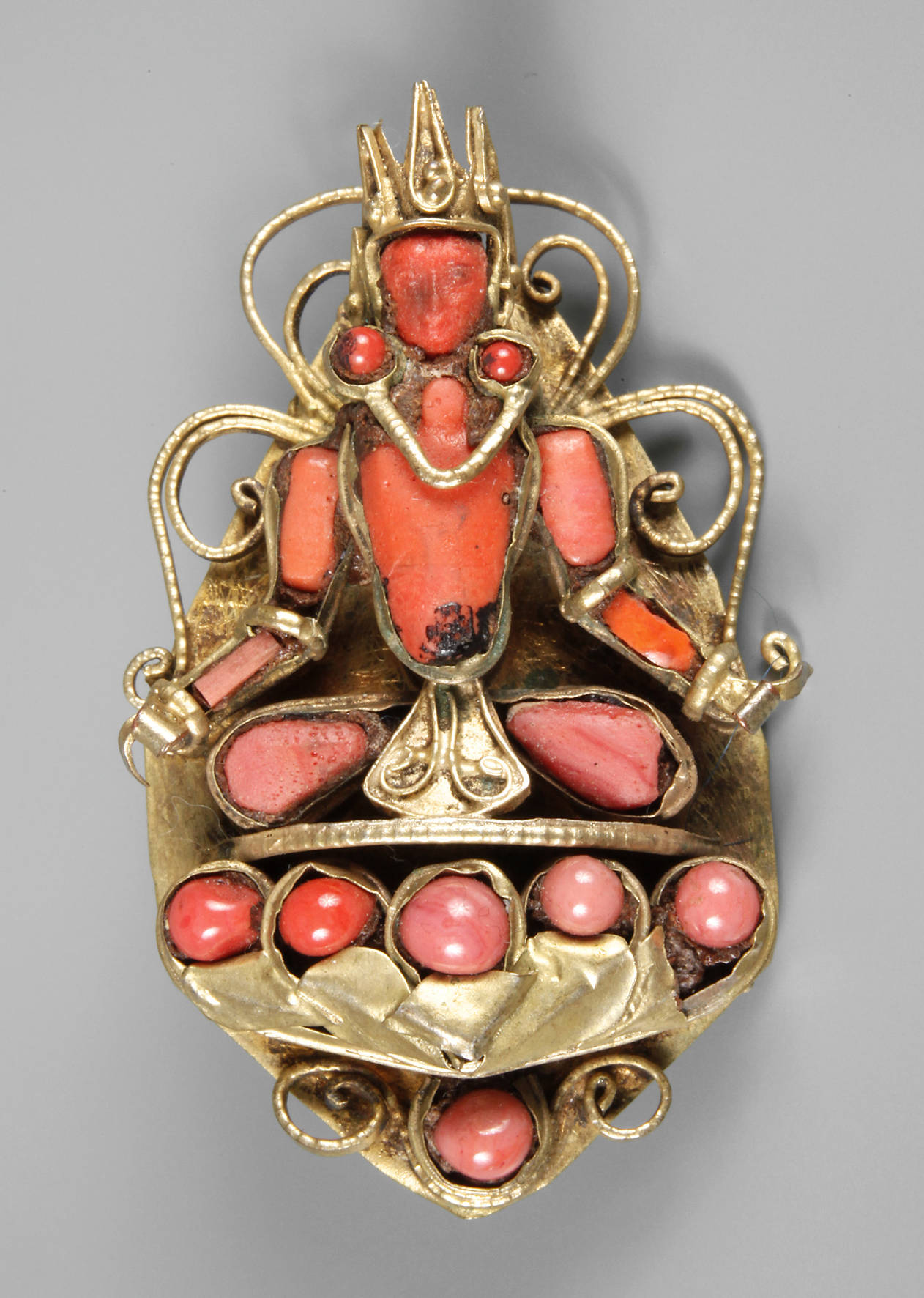 Anstecknadel als Buddha mit Korallenbesatz