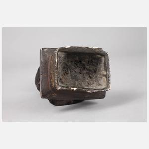 Bronzefigur mit Vase