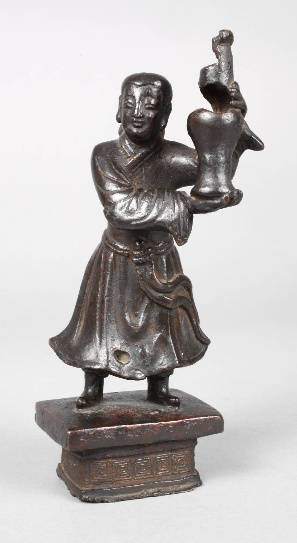 Bronzefigur mit Vase