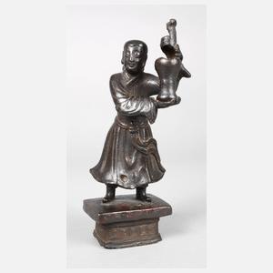 Bronzefigur mit Vase