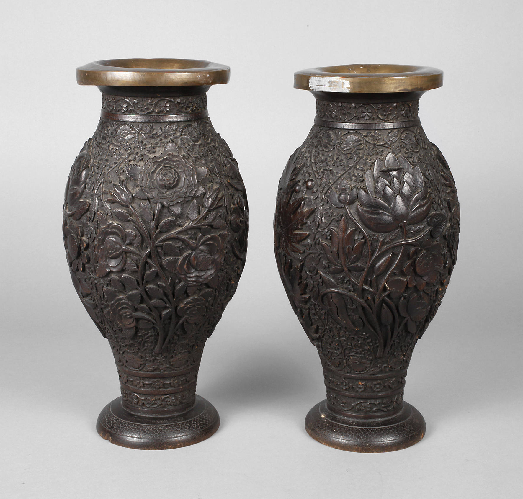 Paar geschnitzte Vasen